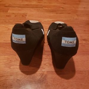 Adorable Tom wedges
